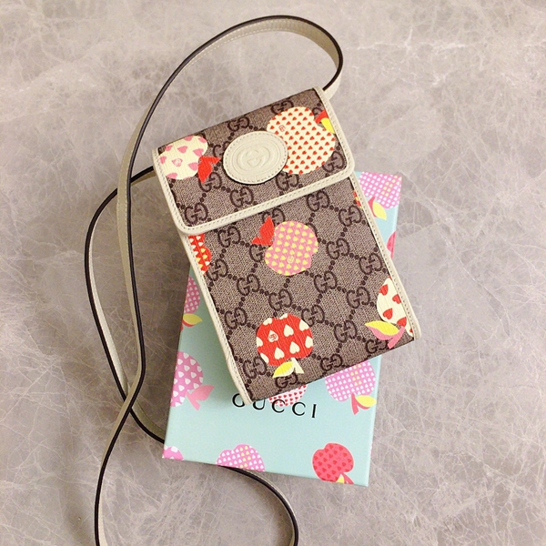 グッチ財布 レプリカ着用イメージ